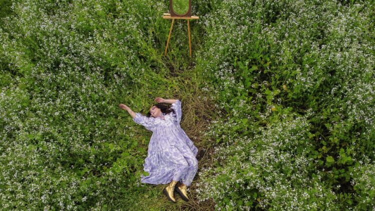 “Aroeira em Aruanda”: Sylvestra Bianchi canta sobre a força da arte em letra psicografada