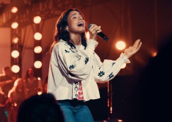 Destaque do gospel, Julia Vitória apresenta canção inédita com medley surpresa
