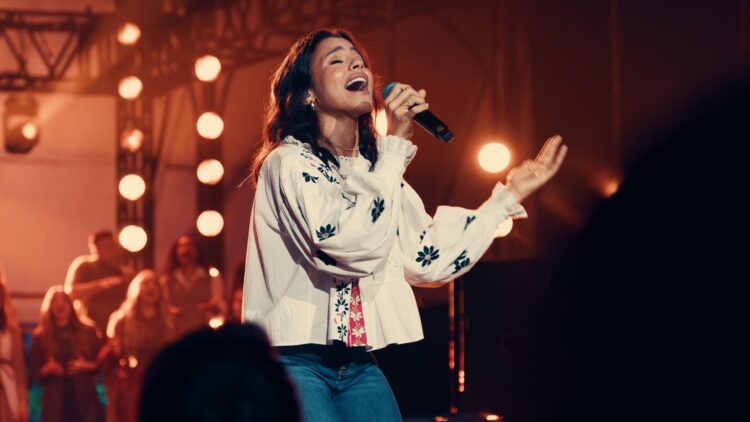 Destaque do gospel, Julia Vitória apresenta canção inédita com medley surpresa