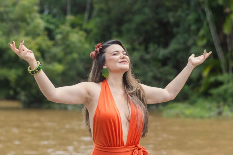 Clipe animado de Liz Amazônia estreou nesta sexta com história inspirada na infância da cantora