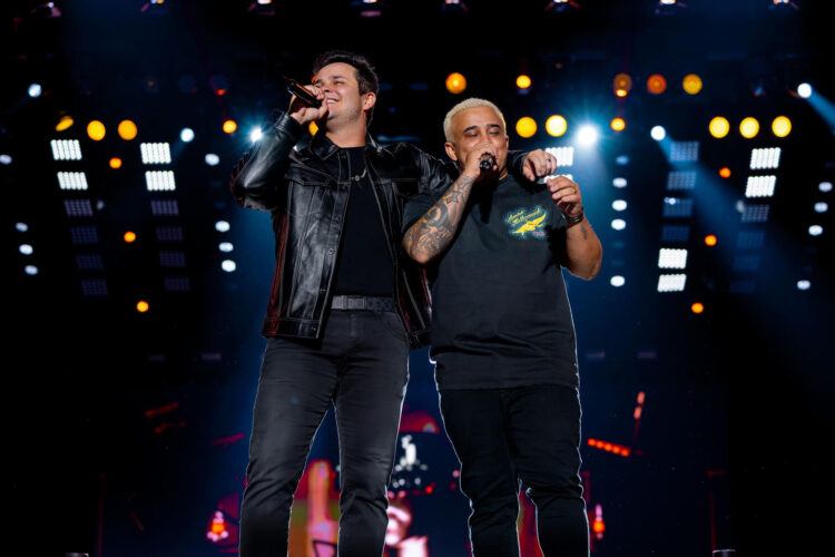 Matheus e Kauan surpreendem público no Expocrato ao regravarem sucessos da carreira