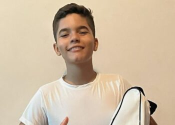 Menino de 12 anos começa a vender paçoca na escola, vira febre entre os colegas e ainda brinca sobre concorrência