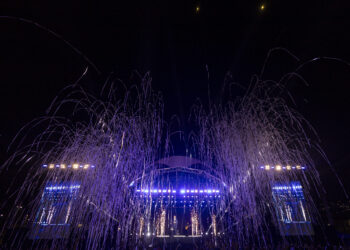 Deive Leonardo emociona com apresentação de drones ao levar ‘A Cruzada’ de graça para o Rio de Janeiro