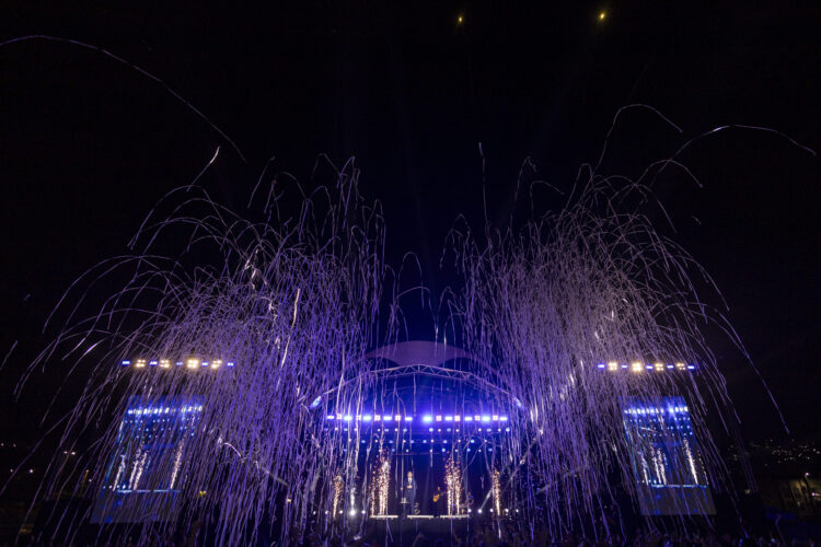 Deive Leonardo emociona com apresentação de drones ao levar ‘A Cruzada’ de graça para o Rio de Janeiro