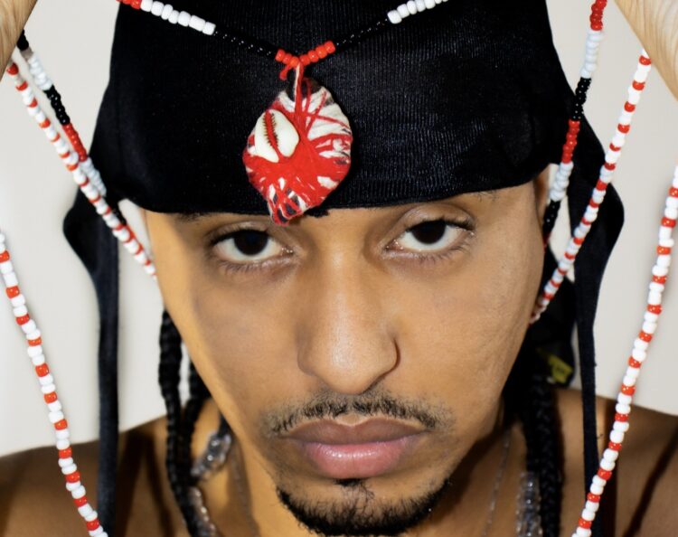 “A Odisseia do Neguinho Violento e Vingativo”: D$ Luqi transforma vivência periférica em manifesto sonoro