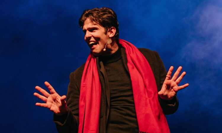 Rafael Infante desembarca em BH com o espetáculo “Terapia Infernal” em outubro