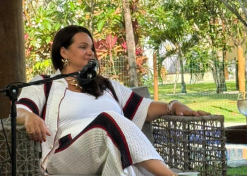 Carmen Reis grava temporada de verão de seu podcast em mansões de luxo na Bahia