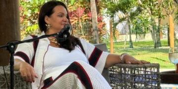Carmen Reis grava temporada de verão de seu podcast em mansões de luxo na Bahia