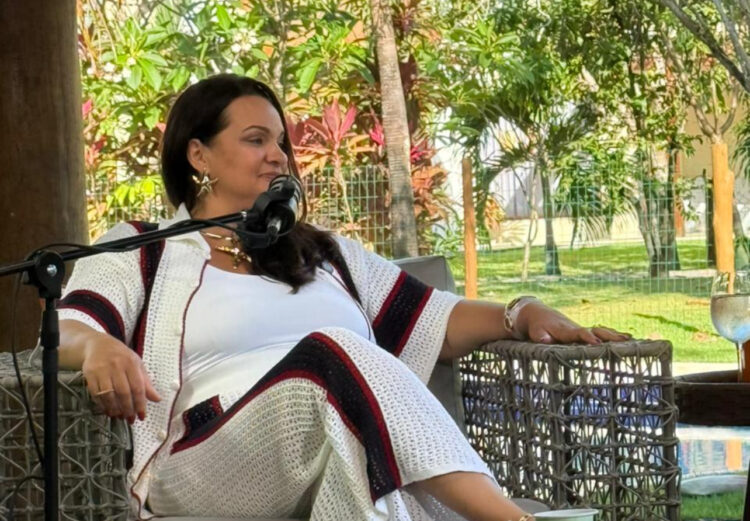 Carmen Reis grava temporada de verão de seu podcast em mansões de luxo na Bahia