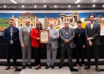 Curitiba destaca a Jethro International: Vereador Sidnei Toaldo entrega homenagem oficial em sessão solene, recebida pela diretora de expansão internacional Elisângela Dias