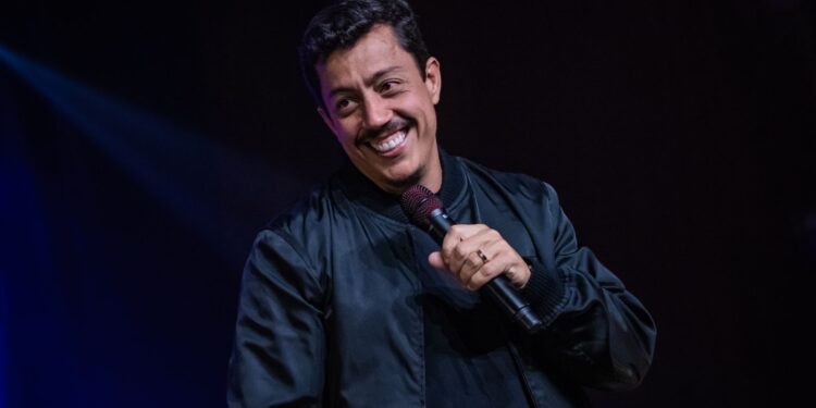 Renato Albani leva “A Ignorância É Uma Dádiva” a Belo Horizonte na reta final da temporada 2025