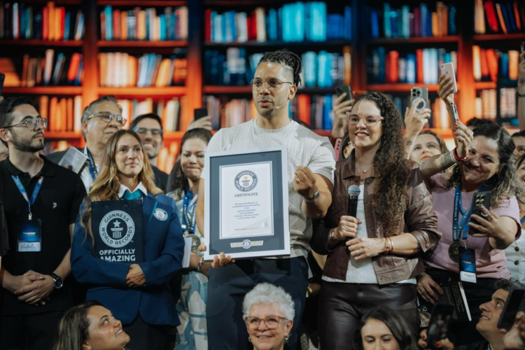 “A Máquina do Tempo – 11.520 anos de lições atemporais”, novo livro liderado por Joel Jota entra para o GUINNESS WORLD RECORDS ™ como o maior livro de não ficção em coautoria do mundo