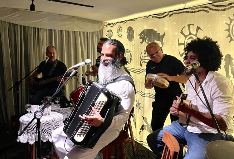 Cezzinha comanda último Forró de Candeeiro de 2025