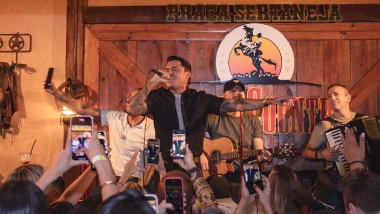 De surpresa, Felipe Araújo invade o palco do Villa Country e anima a madrugada do público