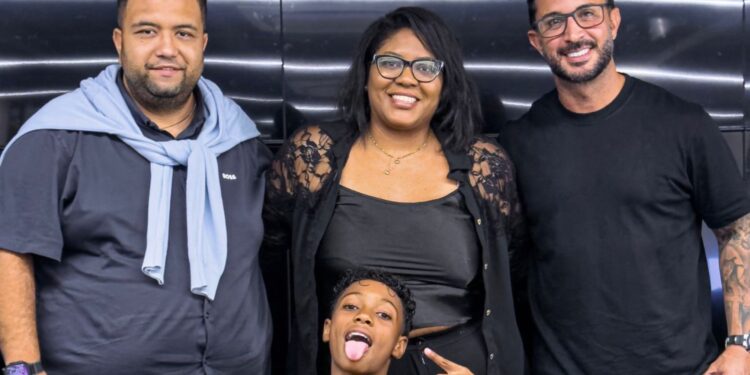 Conheça o Menino da Vila Ppeu da Hora: aos 12 anos, jovem renova seu 4º contrato com o Santos e inicia a temporada 2026 com nova estrutura de gestão